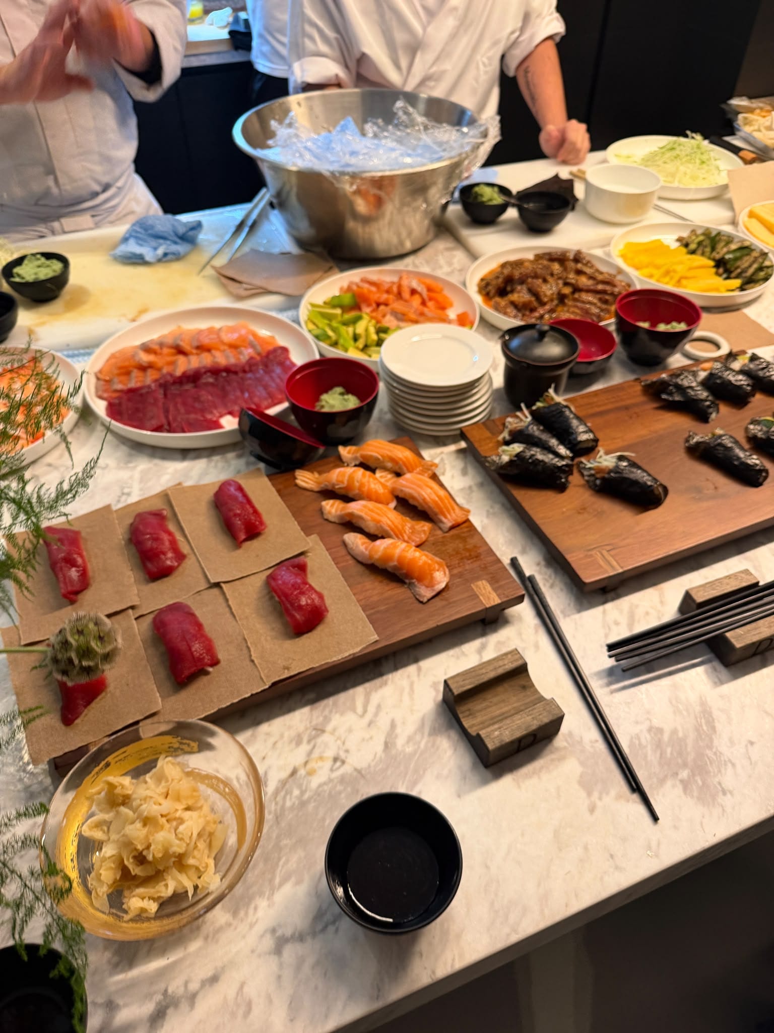 Ryby i składniki sushi przygotowane do serwisu