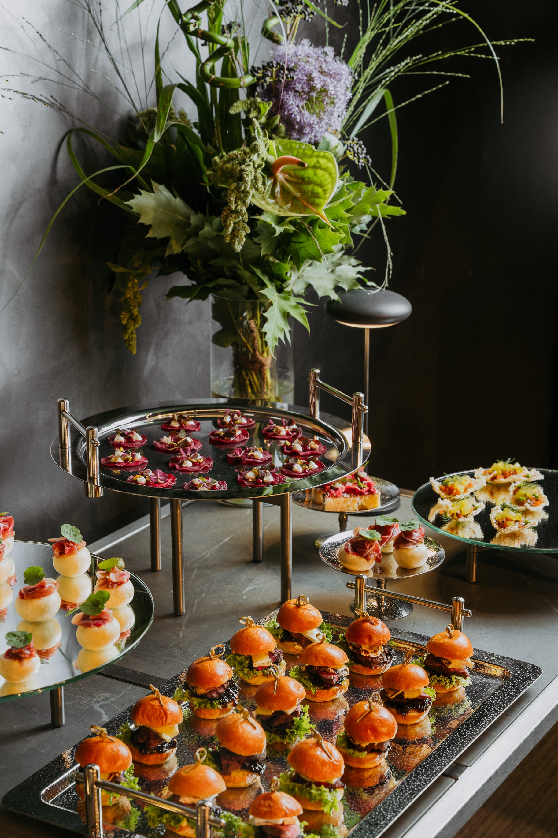 Finger food na metalowych paterach podczas koktajlu