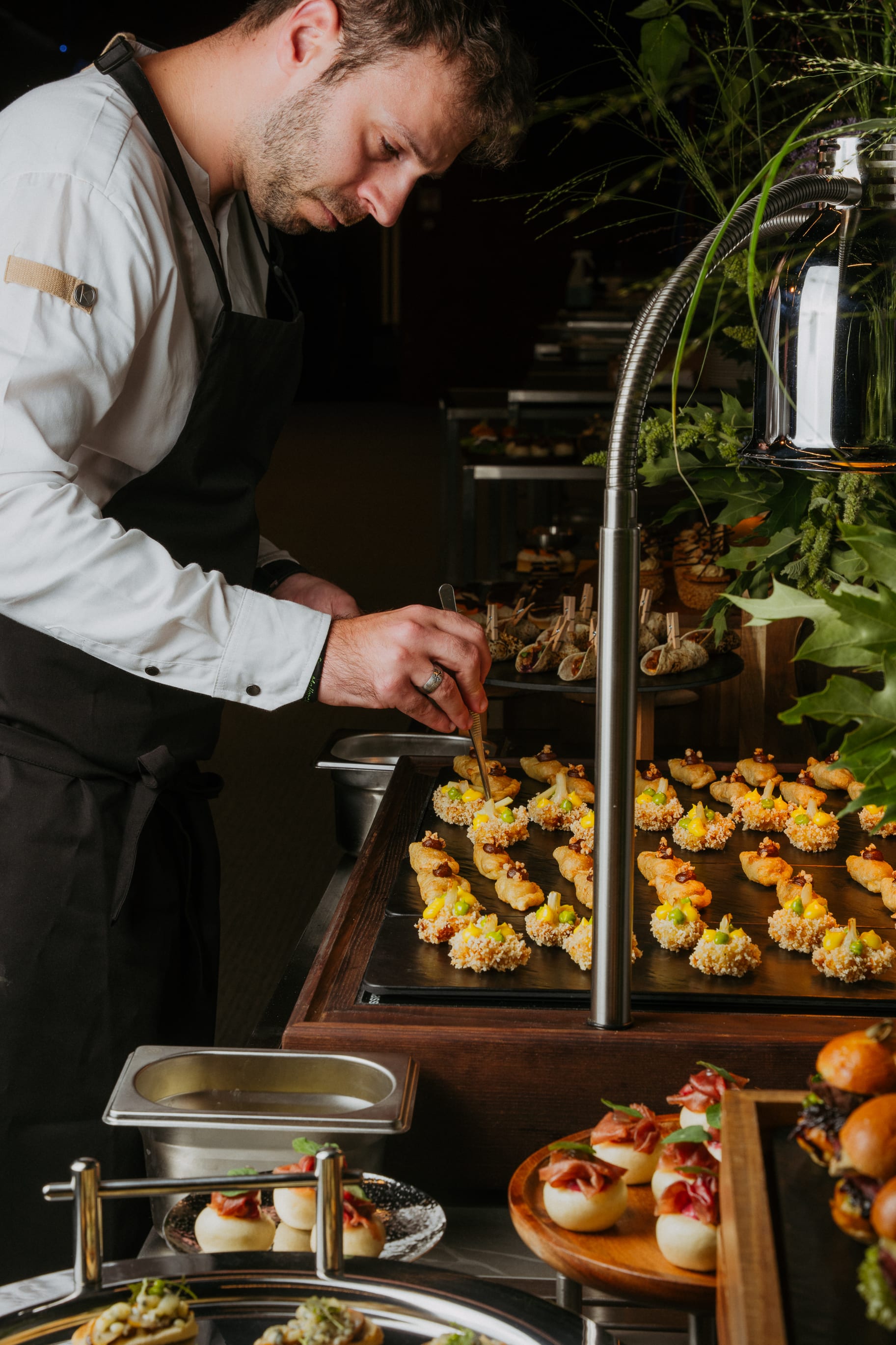 Kucharz Dialog Catering przygotowujący przekąski
